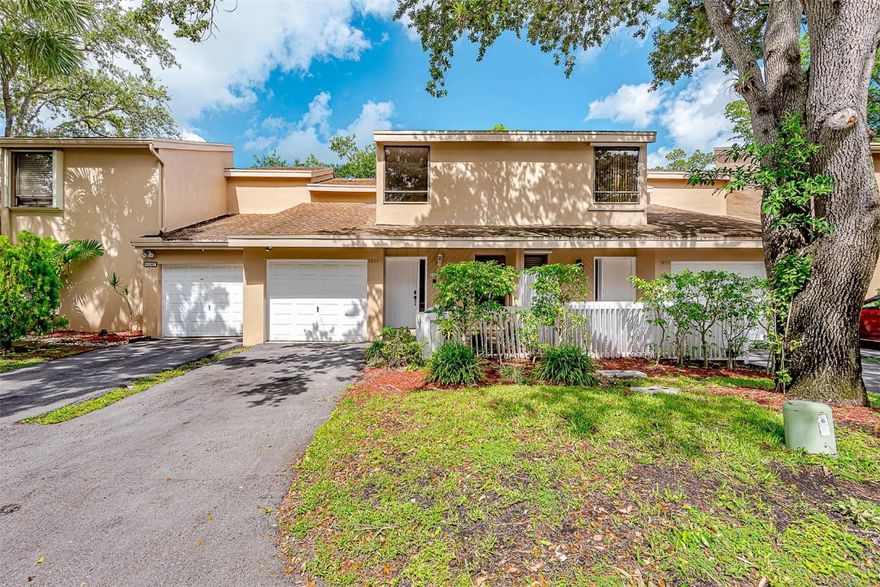 ***UPDATED 3/2.5 TOWNHOUSE ON THE WATER IN WEST PLANTATION WITH A 1 CAR GARAGE.***NEW GRANITE COUNTERTOPS**SS APPLIANCES**COMMUNITY POOL**MUST SEE**EZ TO SHOW AND SELL**