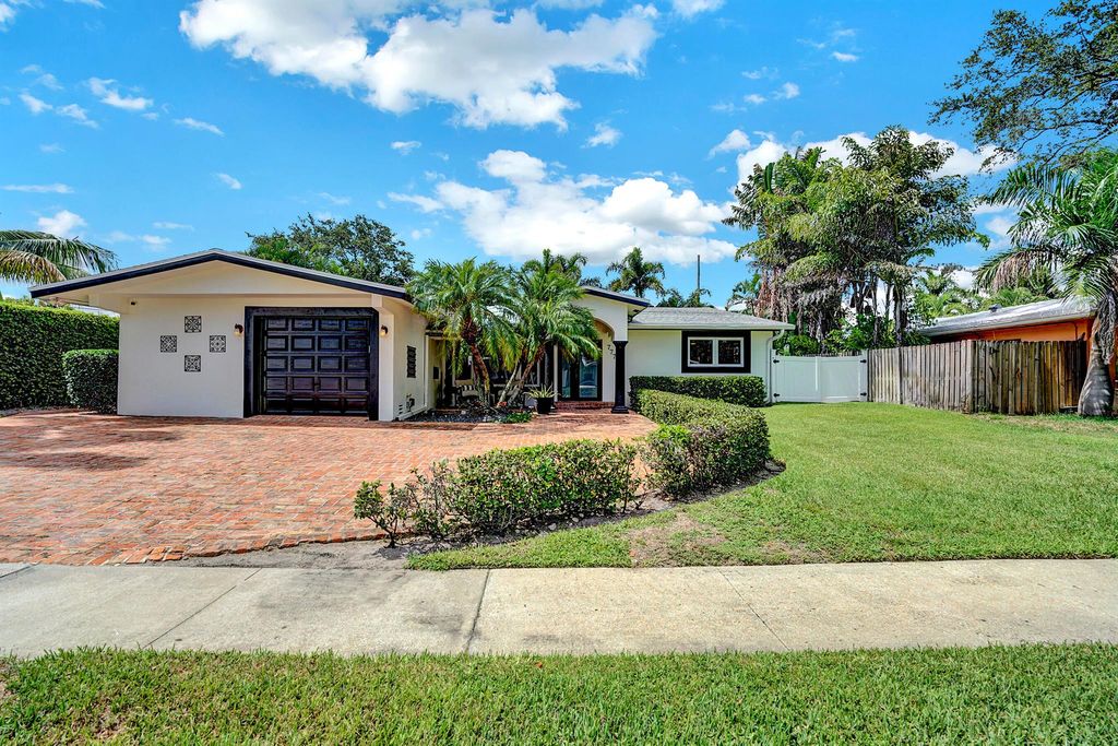 Photo of 777 SW 7th Street, Boca Raton, FL 33486 (MLS # R10999840)