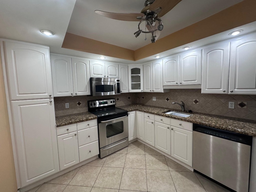 3850 Oaks Clubhouse Drive 403