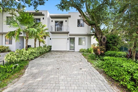 Photo of 828 SW 30TH Street, Fort Lauderdale, FL 33315 (MLS # B26090396)
