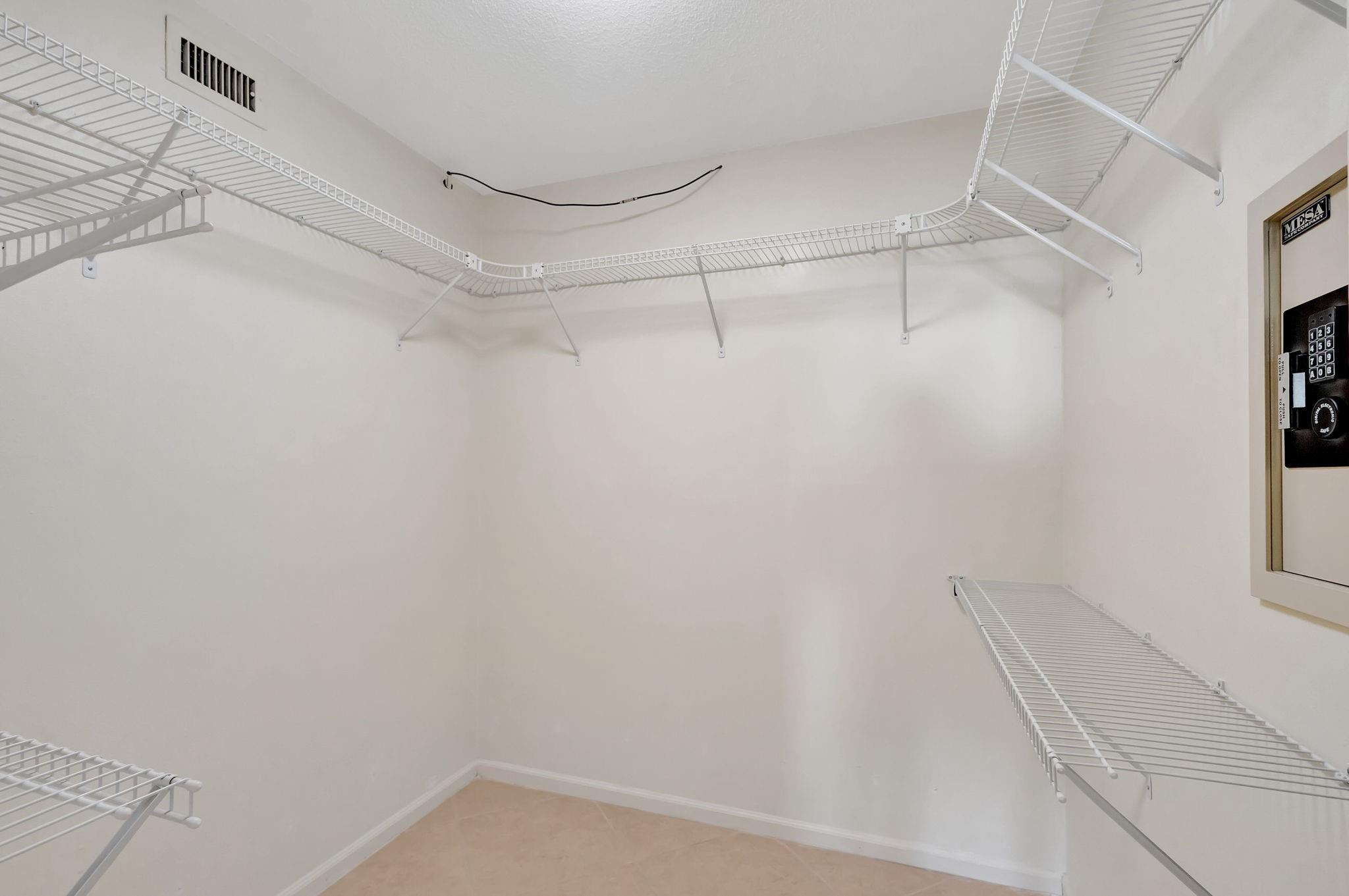 Lake Harbour Towers East - Residential