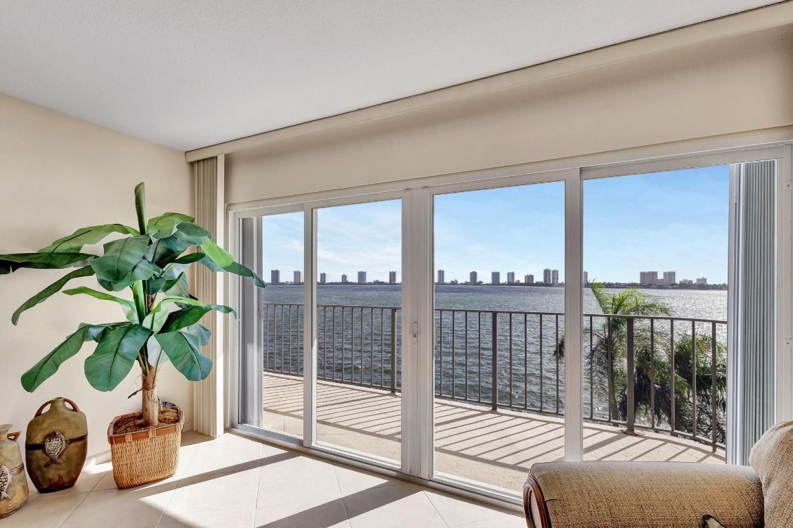 Lake Harbour Towers East - Residential