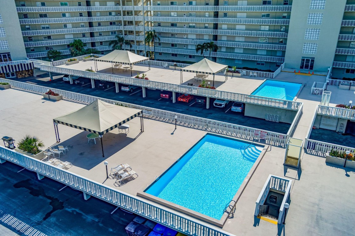 Lake Harbour Towers East - Residential