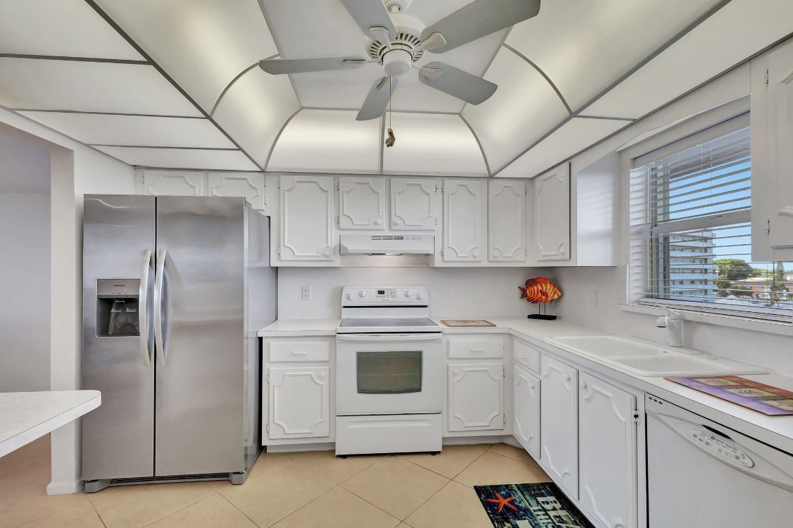 Lake Harbour Towers East - Residential