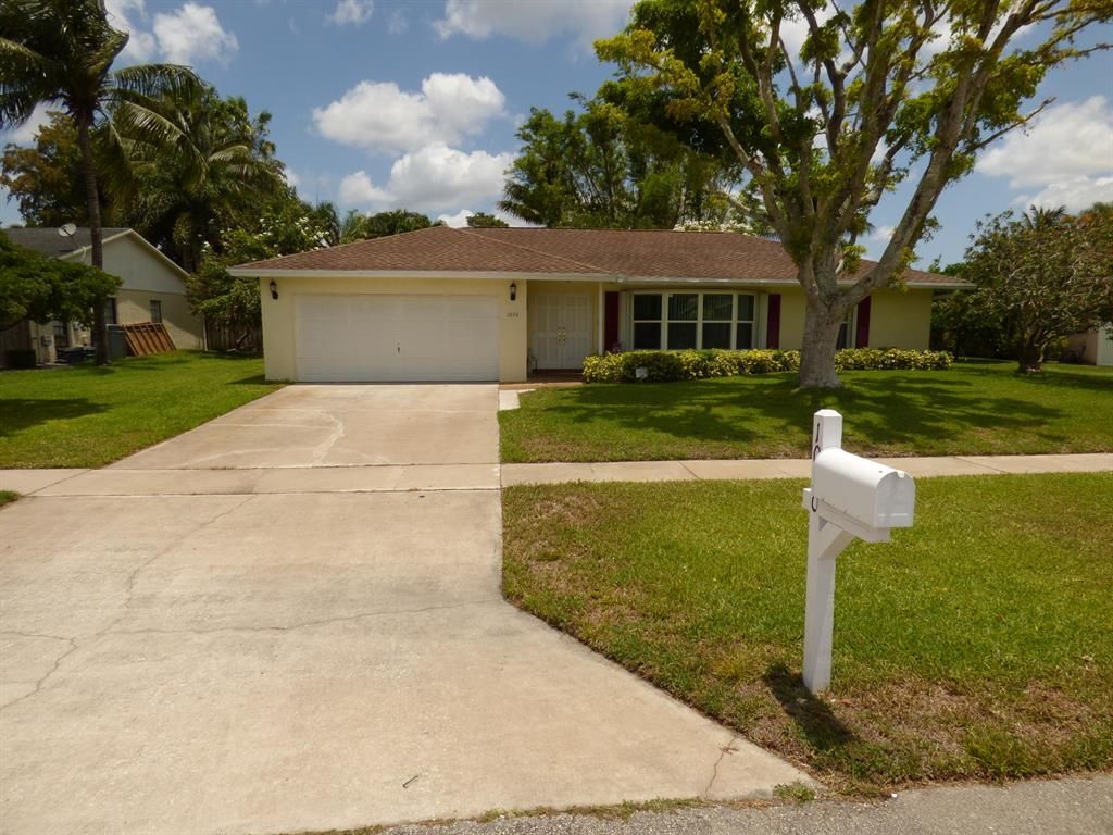 Photo of 1030 Hickory Trail, Wellington, FL 33414 (MLS # R10718222)