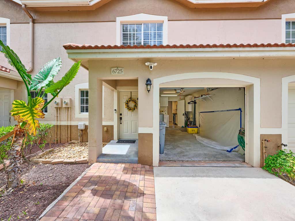 Photo of 6725 Old Farm Trail, Boynton Beach, FL 33437 (MLS # B26034064)
