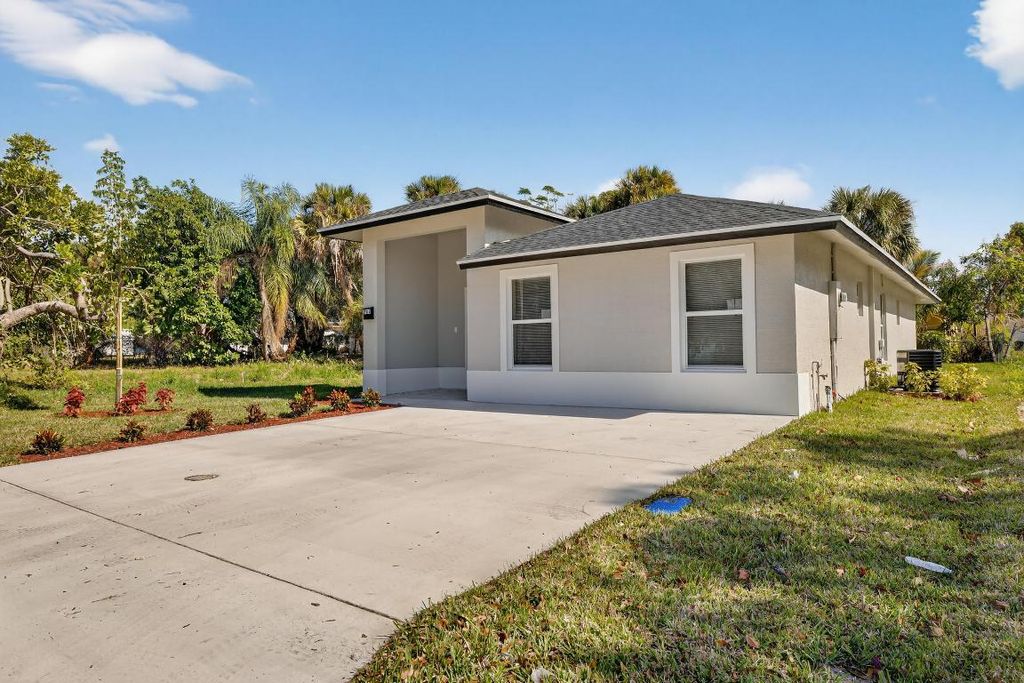 Photo of 706 Dundas Court, Fort Pierce, FL 34950 (MLS # R11156163)