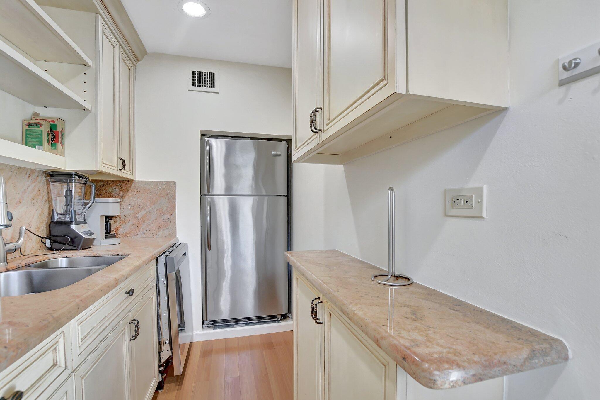 BALMORAL CONDO - Residential Lease