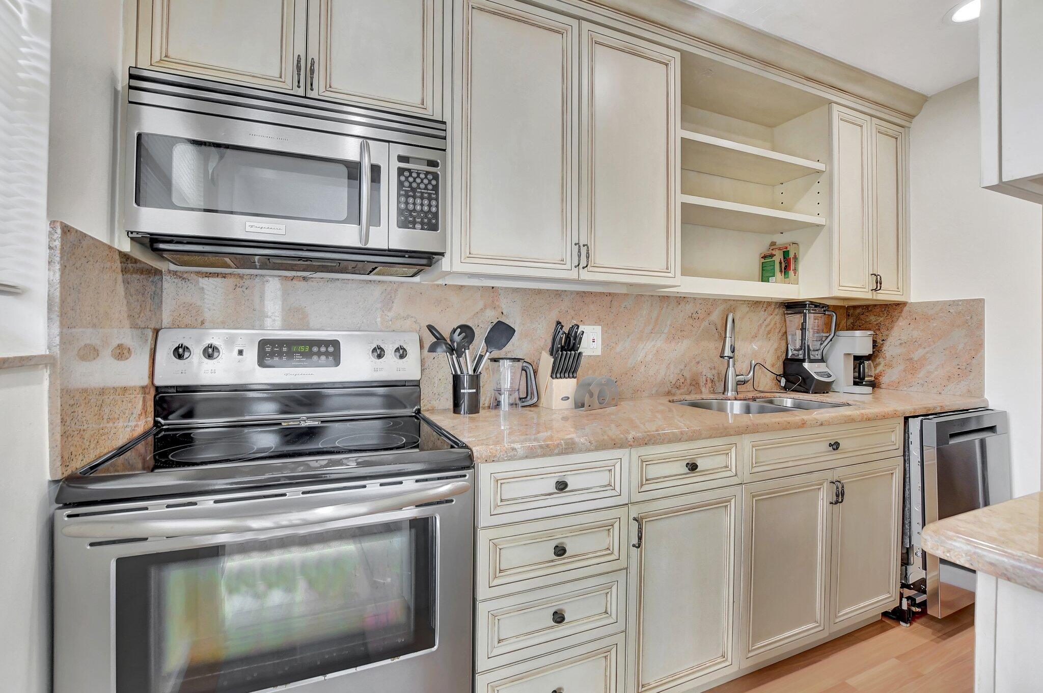 BALMORAL CONDO - Residential Lease