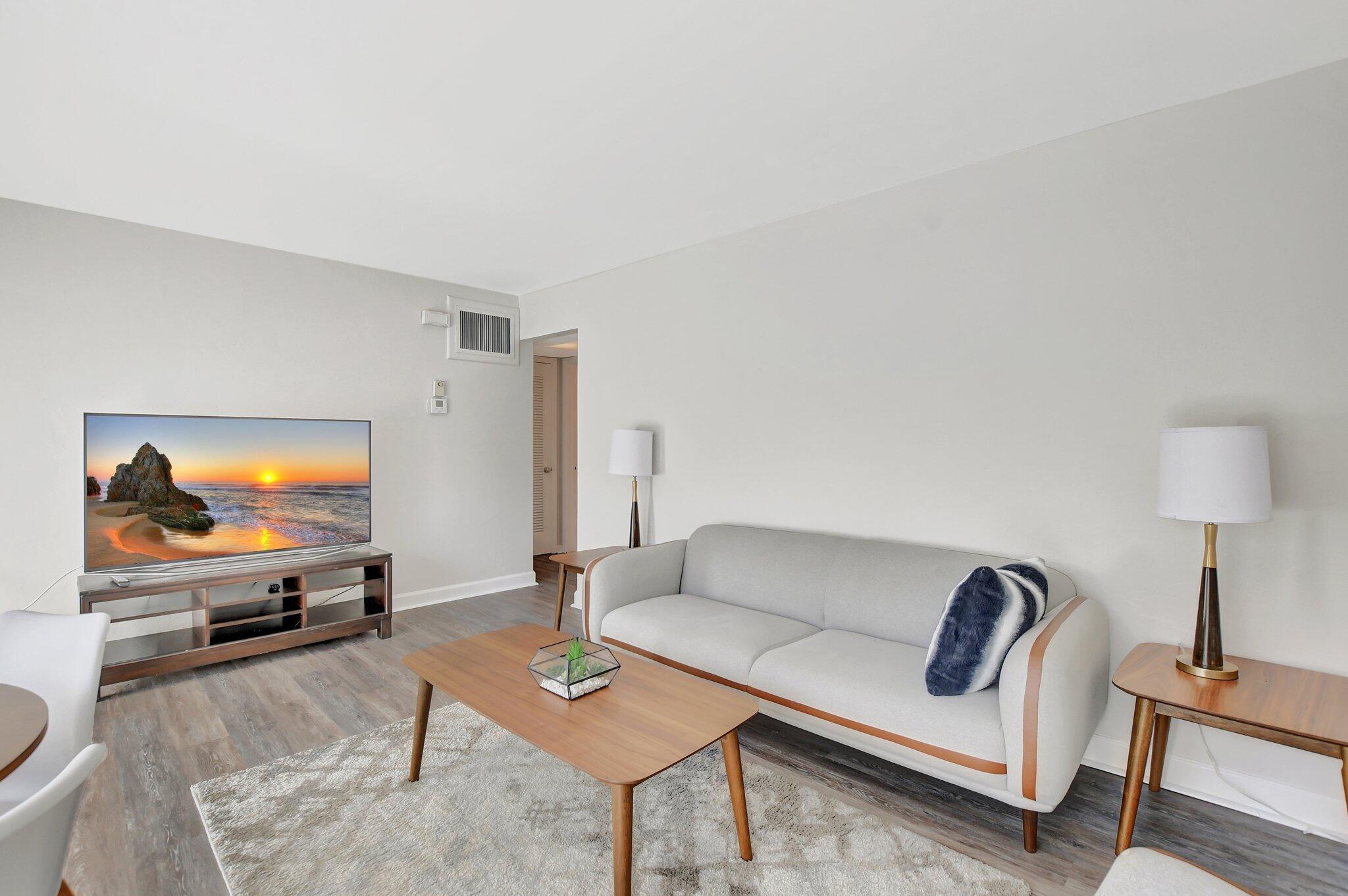 BALMORAL CONDO - Residential Lease