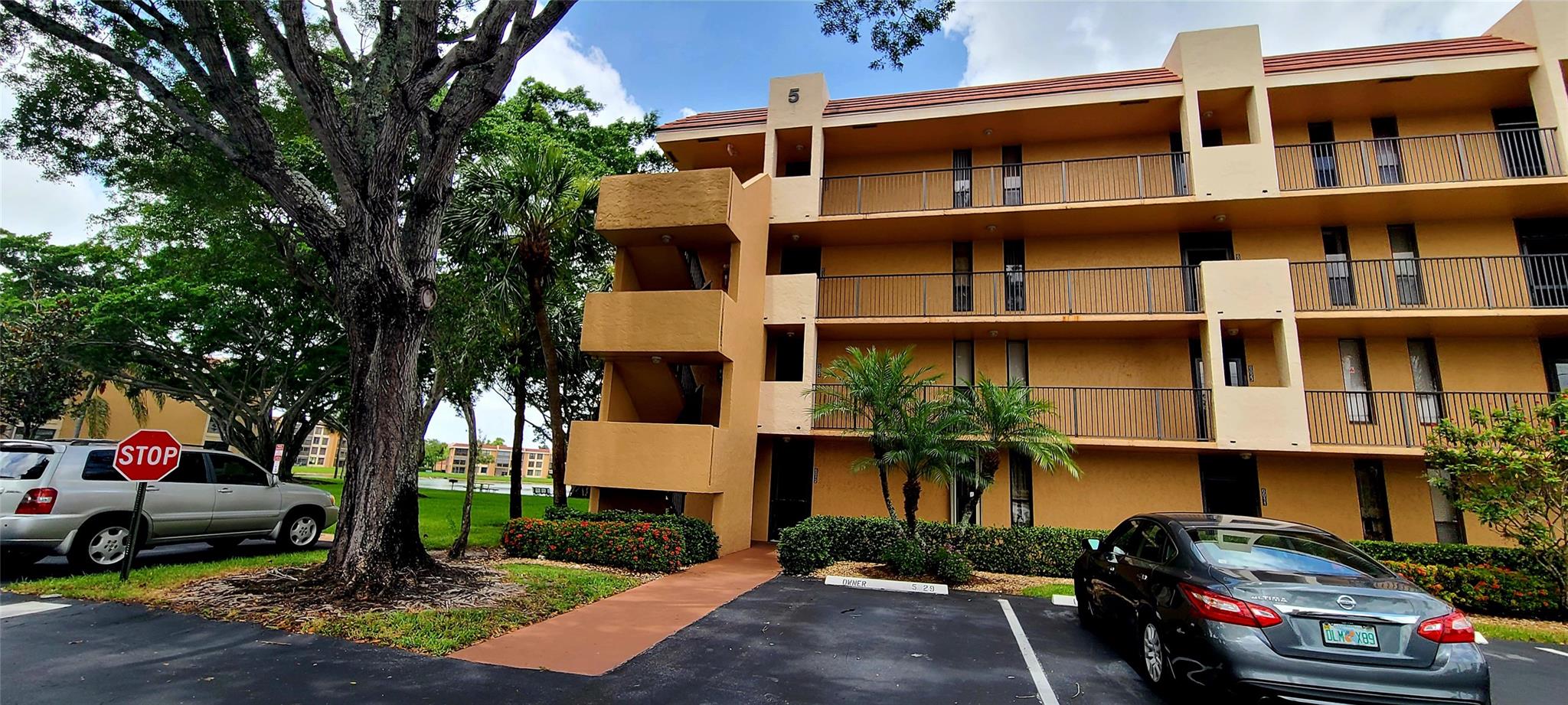 View Pompano Beach, FL 33063 condo