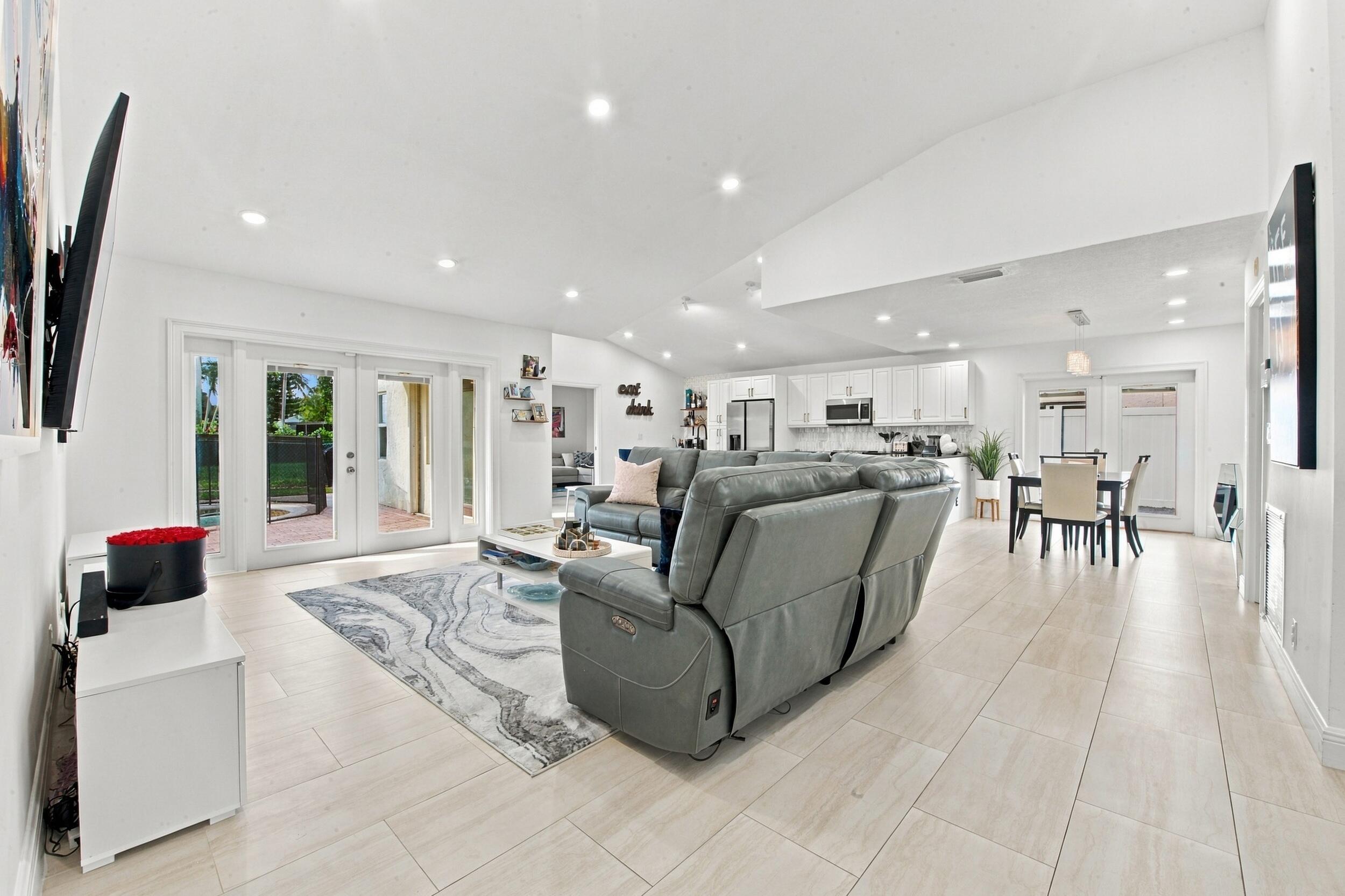 8928 Escondido Way E