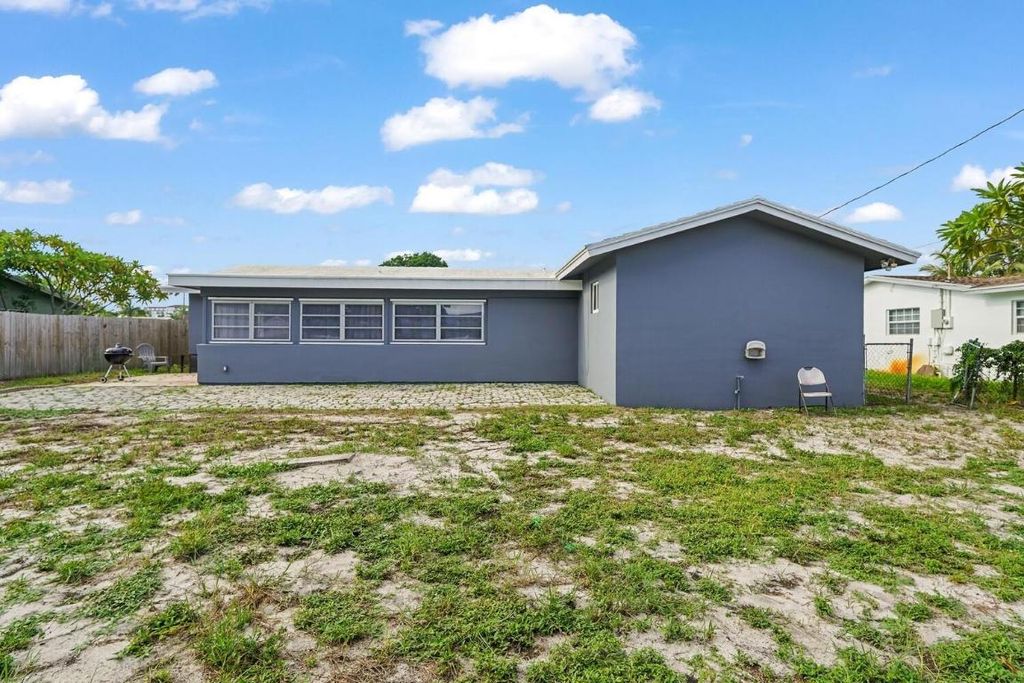 Photo of 257 SW 5th Street, Boca Raton, FL 33432 (MLS # R11121490)