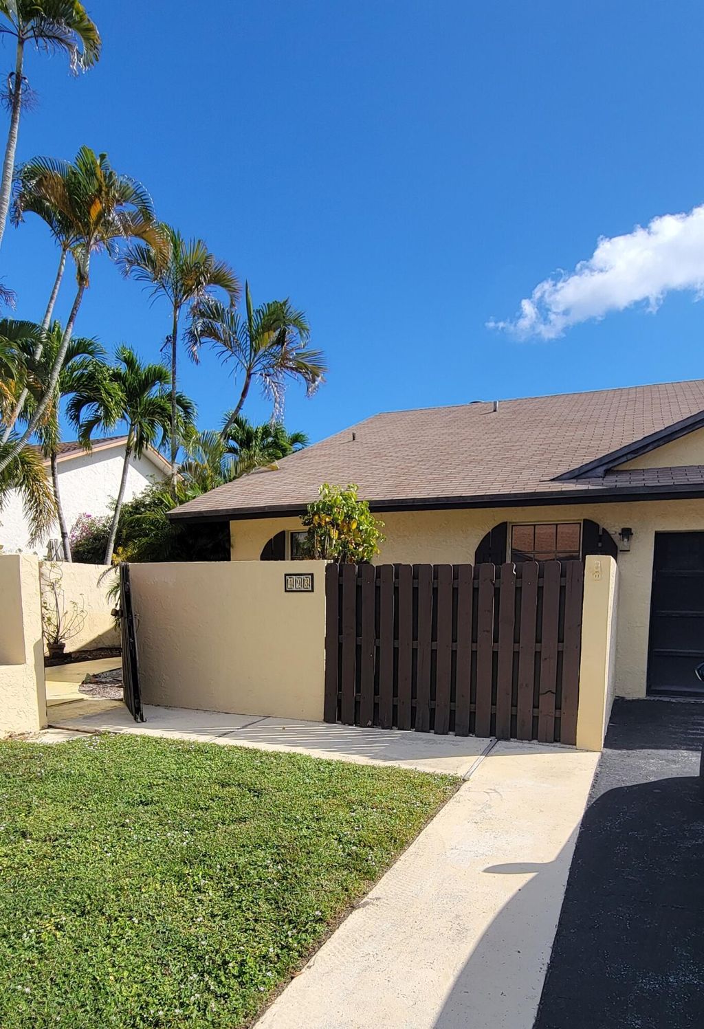 Photo of 493 SW 28th Avenue, Delray Beach, FL 33445 (MLS # R11144438)