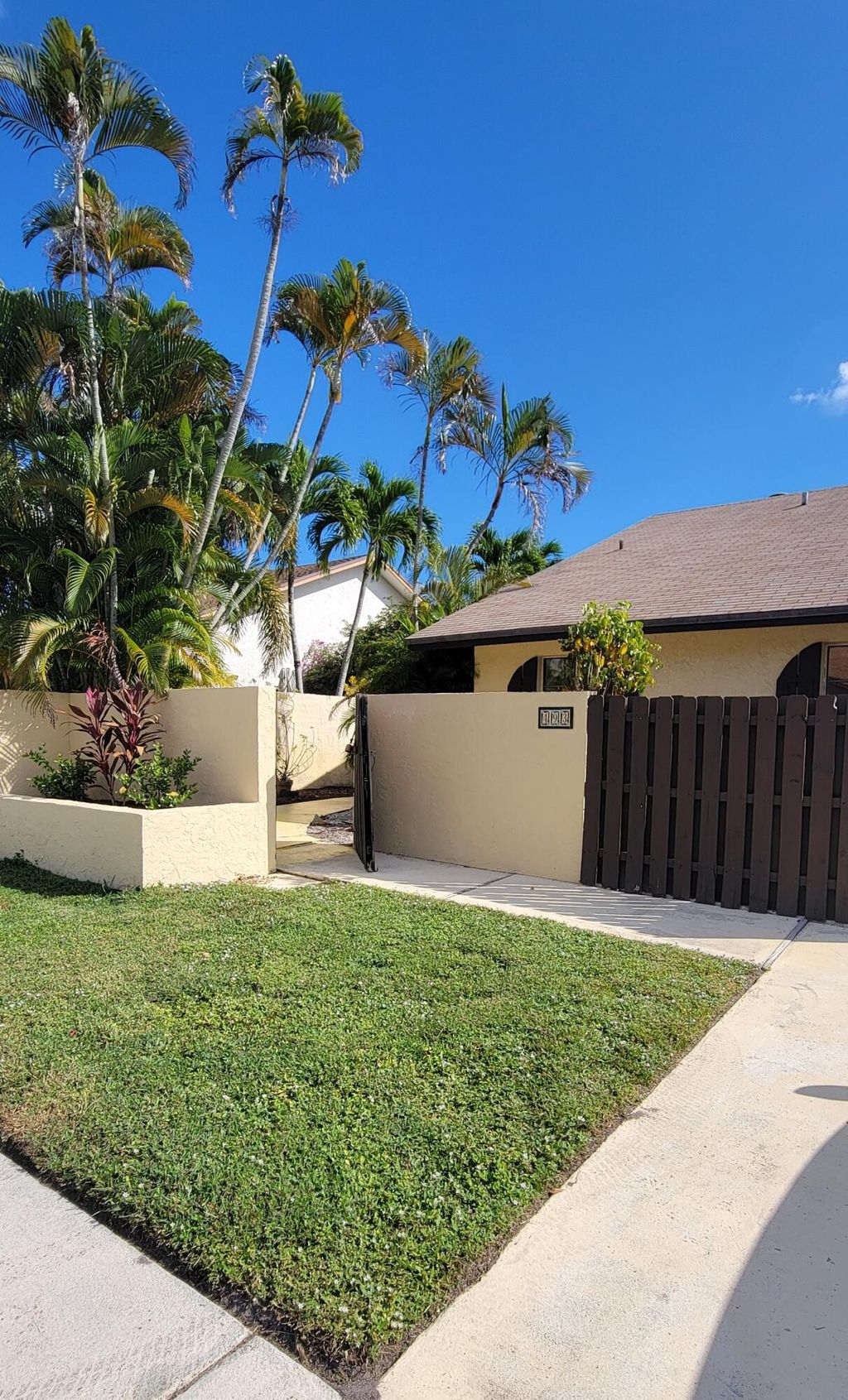 Photo of 493 SW 28th Avenue, Delray Beach, FL 33445 (MLS # R11144438)