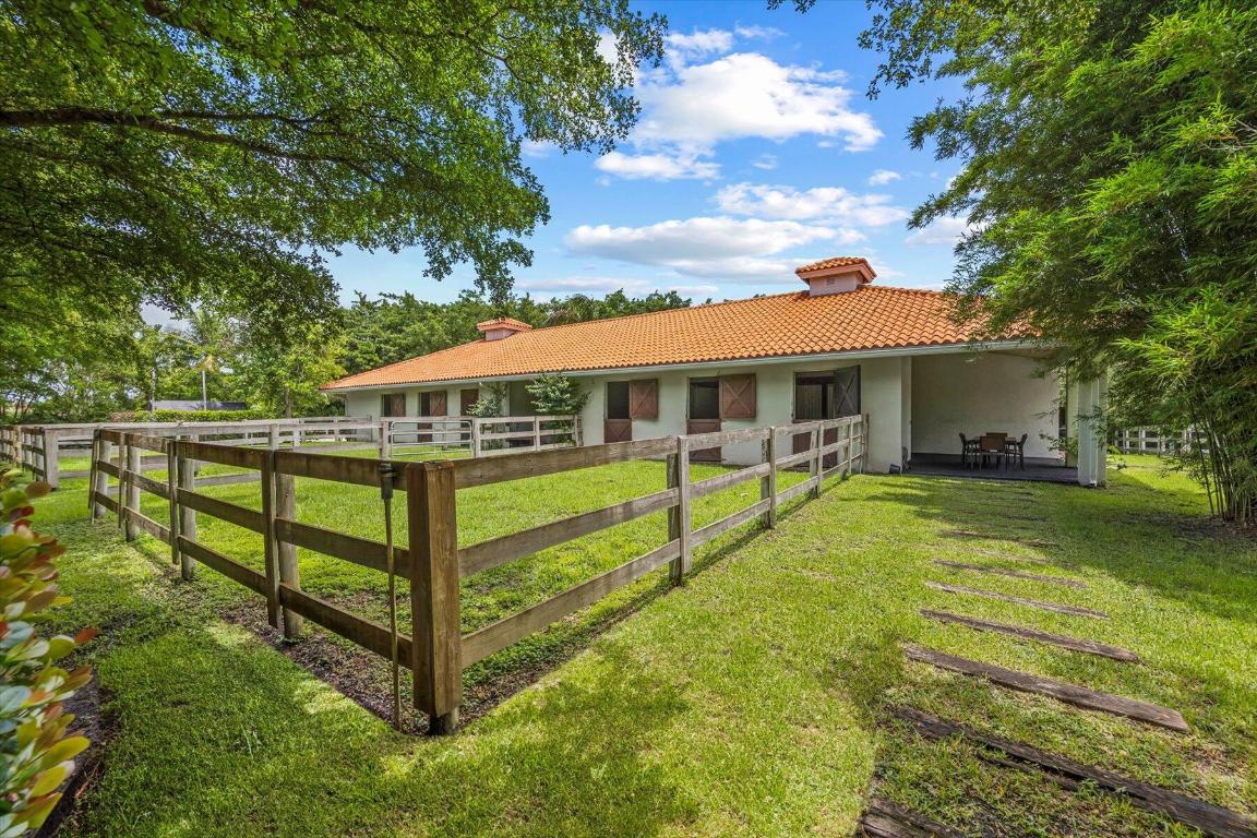 SADDLE TRAIL PARK OF WELLINGTON - Residential