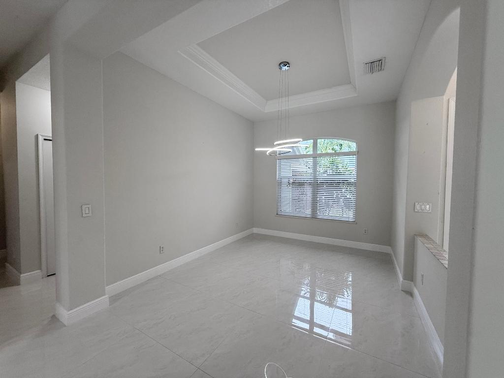 4821 SW Lake Grove Circle