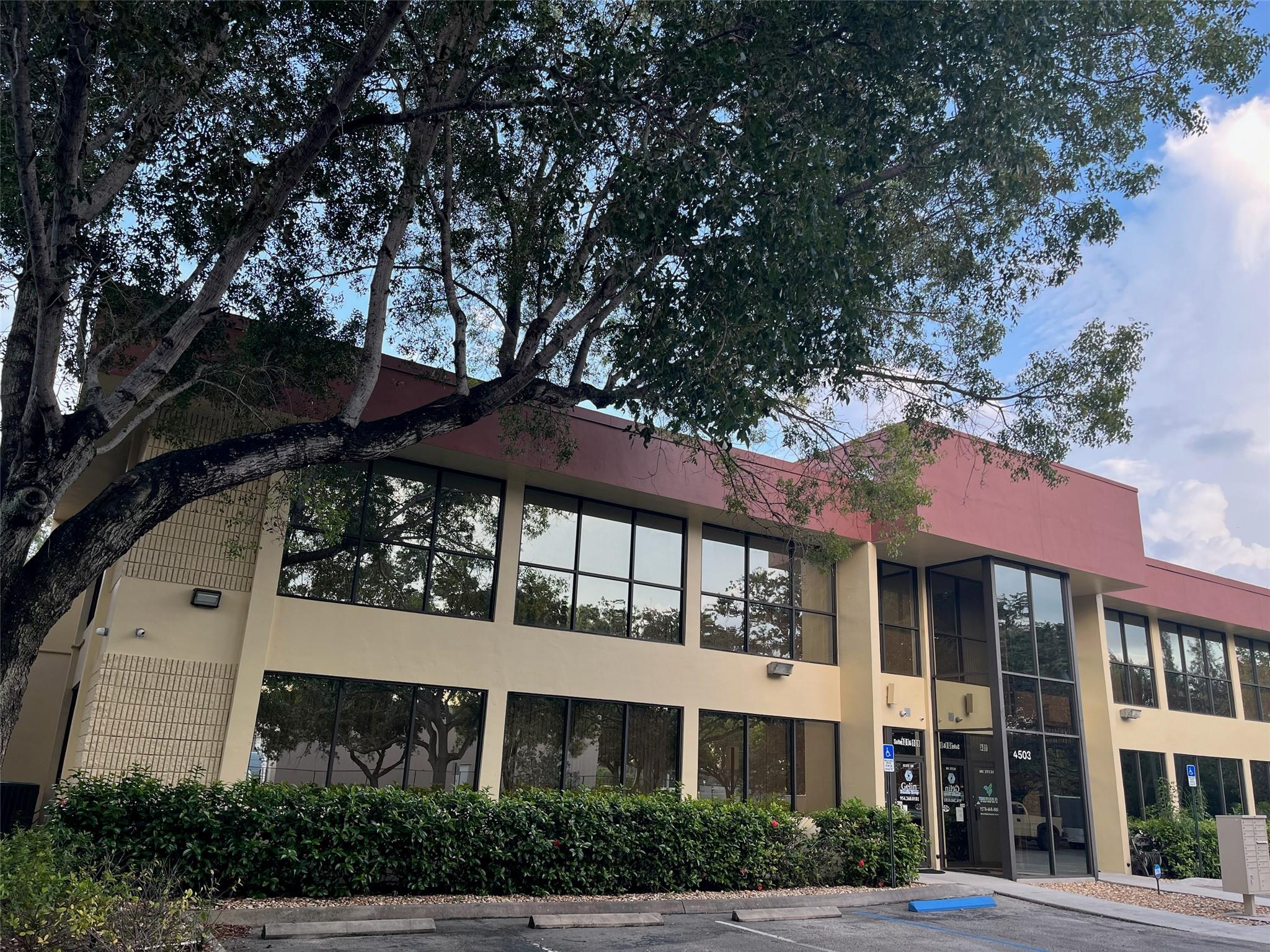 ABOUT 1500 SQ FT AIR CONDITIONED OFFICE SPACE* 5 OFFICES* CONFERENCE ROOM* 2 BATHROOMS*.EXCELLENT LOCATION* LOTS OF PARKING* GREAT AREA IN WEST SUNRISE. EASY ACCESS TO SAWGRASS EXPRESSWAY