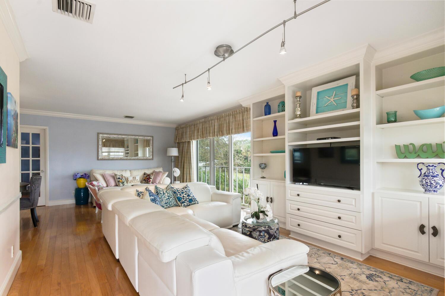 CARRIAGE HOUSE CONDO - Residential