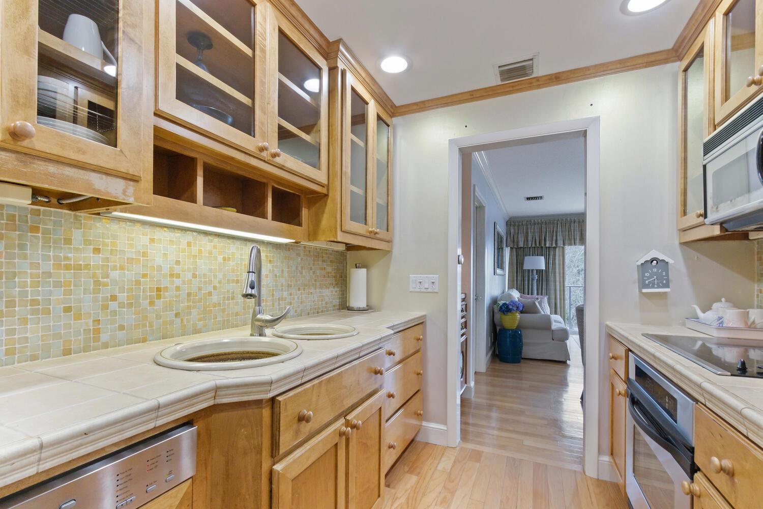 CARRIAGE HOUSE CONDO - Residential