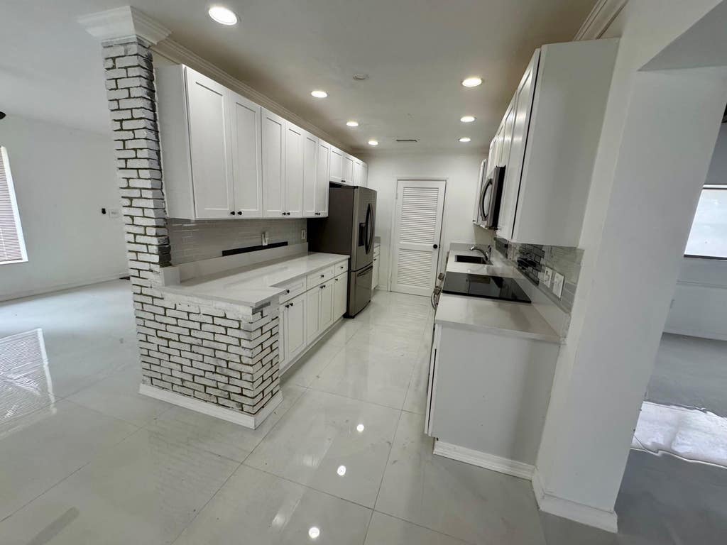 Photo of 1079 W COUNTRY CLUB Circle, Plantation, FL 33317 (MLS # B26064388)