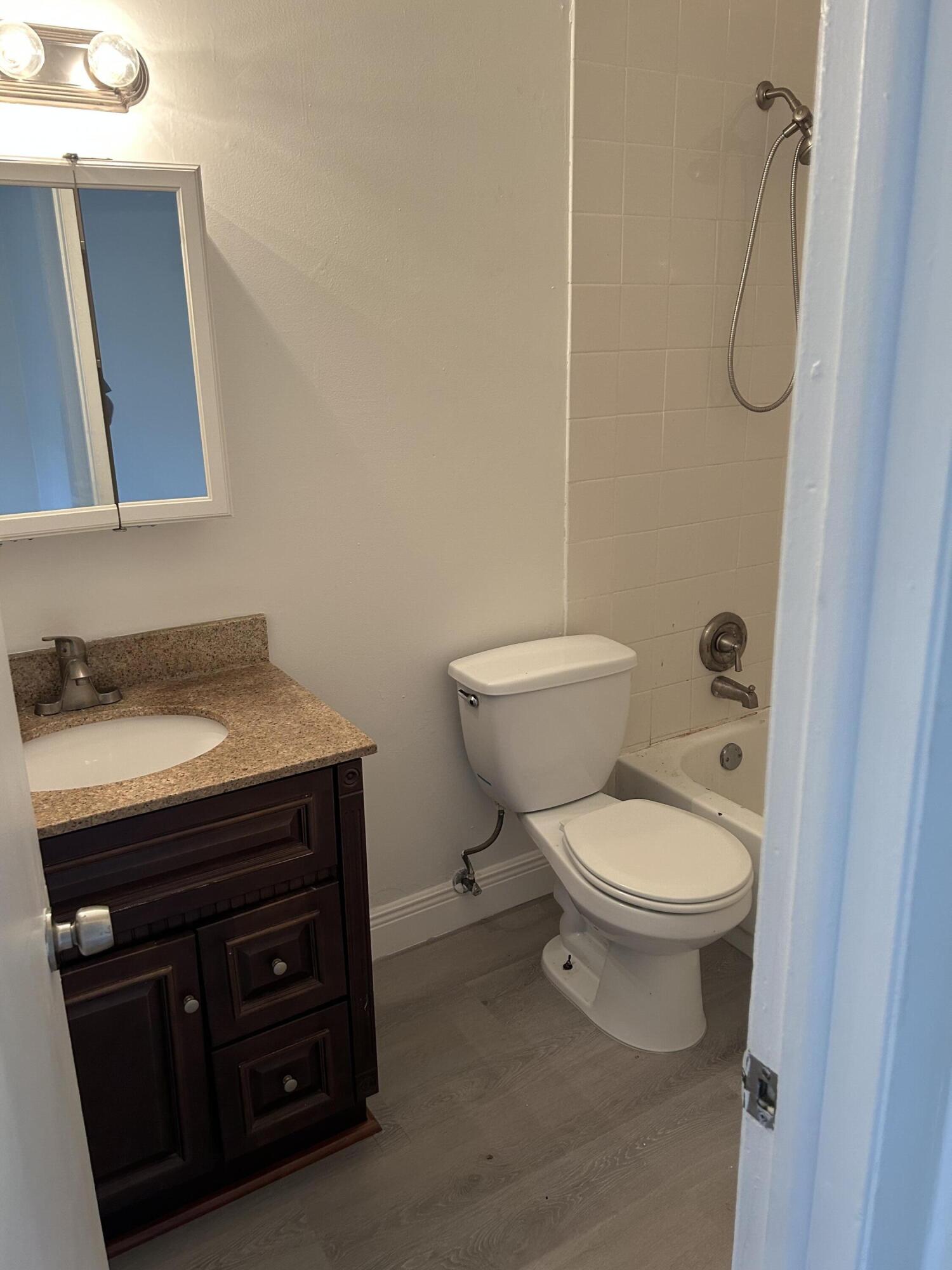 HOLLYWOOD LITTLE RANCHES - Residential Lease