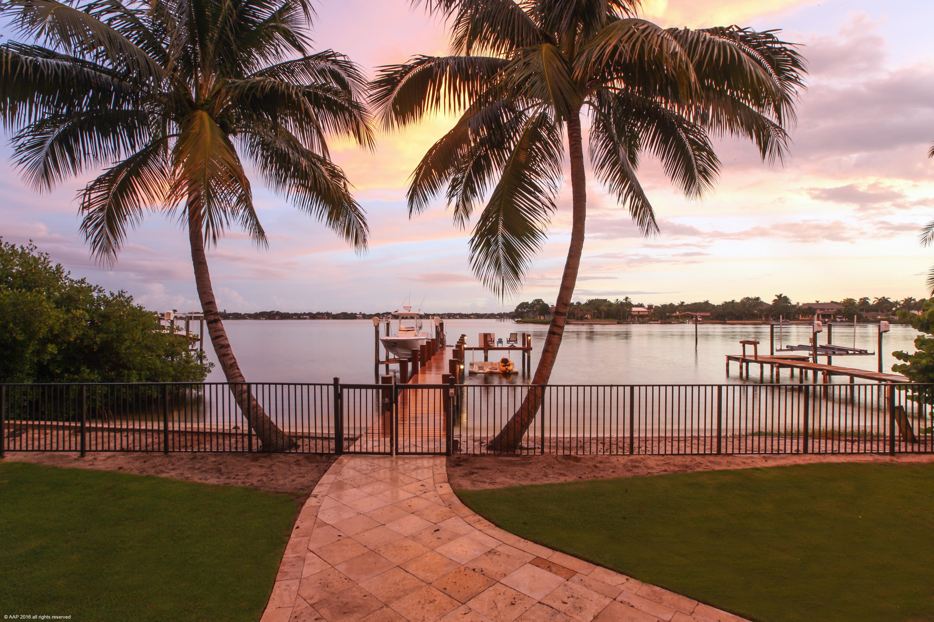 RIVERSIDE ON THE LOXAHATC - Residential