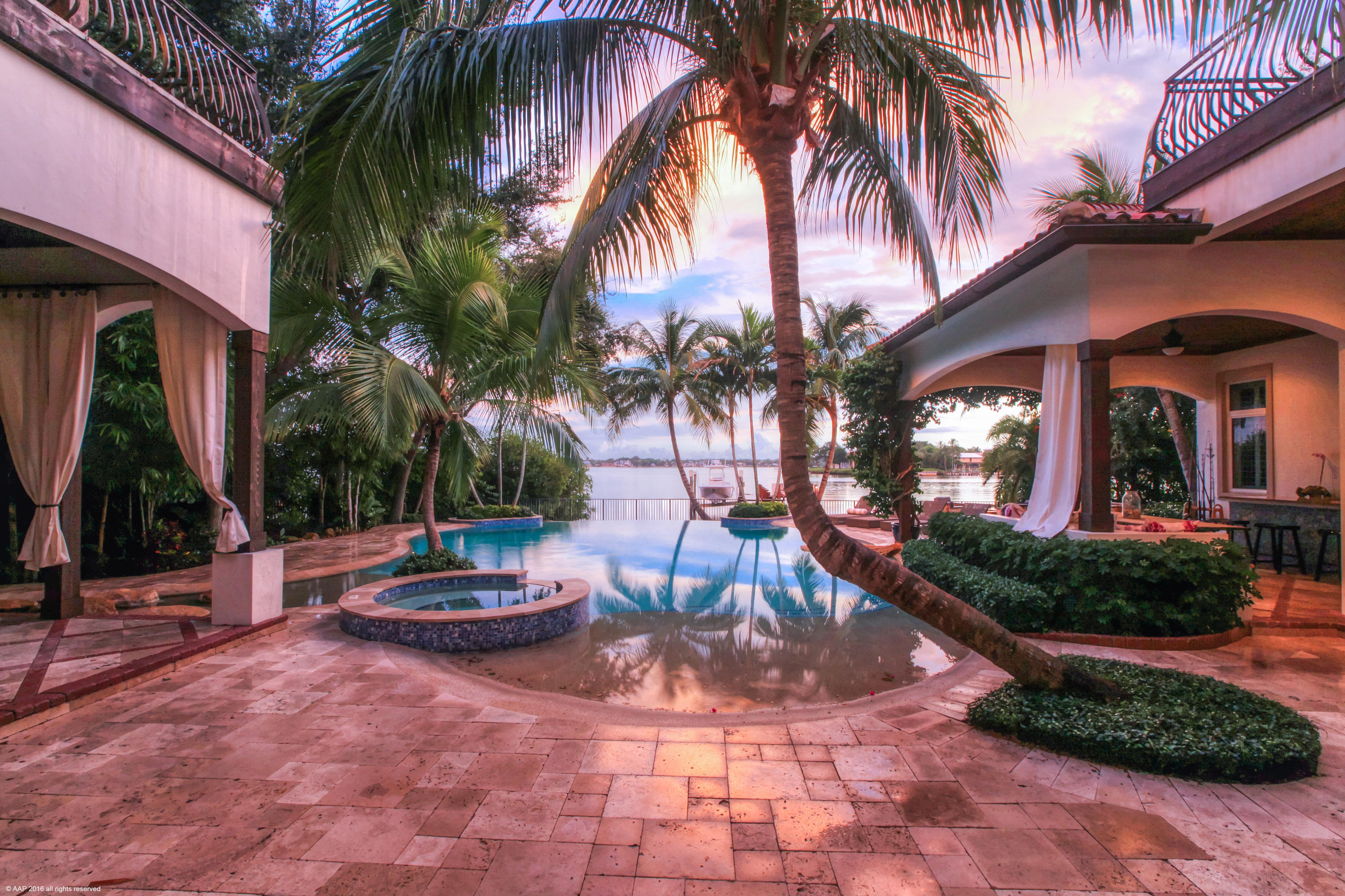 RIVERSIDE ON THE LOXAHATC - Residential