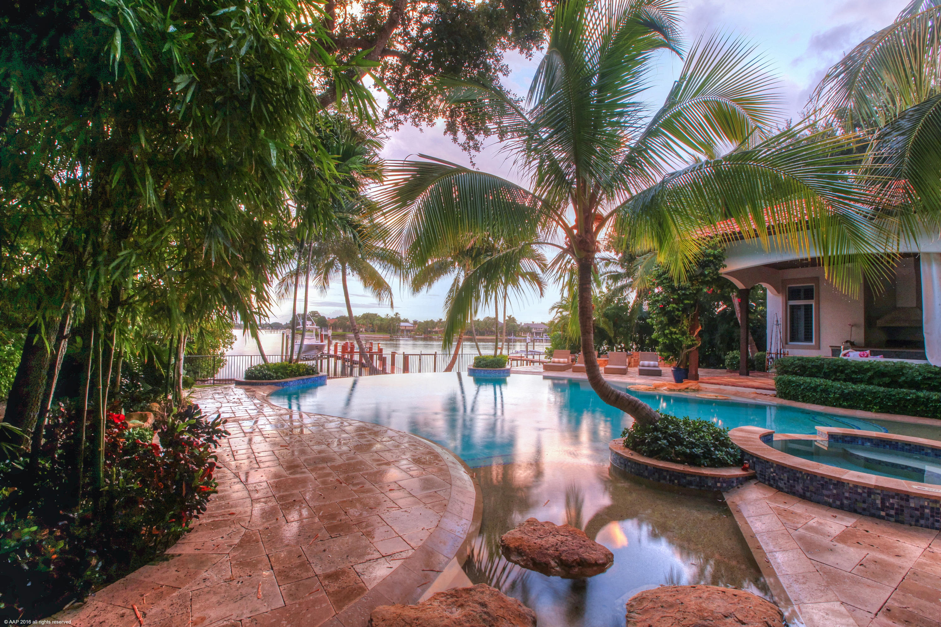 RIVERSIDE ON THE LOXAHATC - Residential