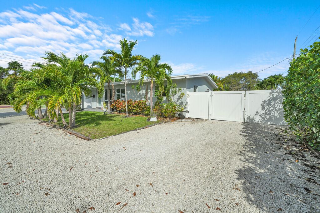 Photo of 2824 NW 6th Avenue, Wilton Manors, FL 33311 (MLS # B26006579)