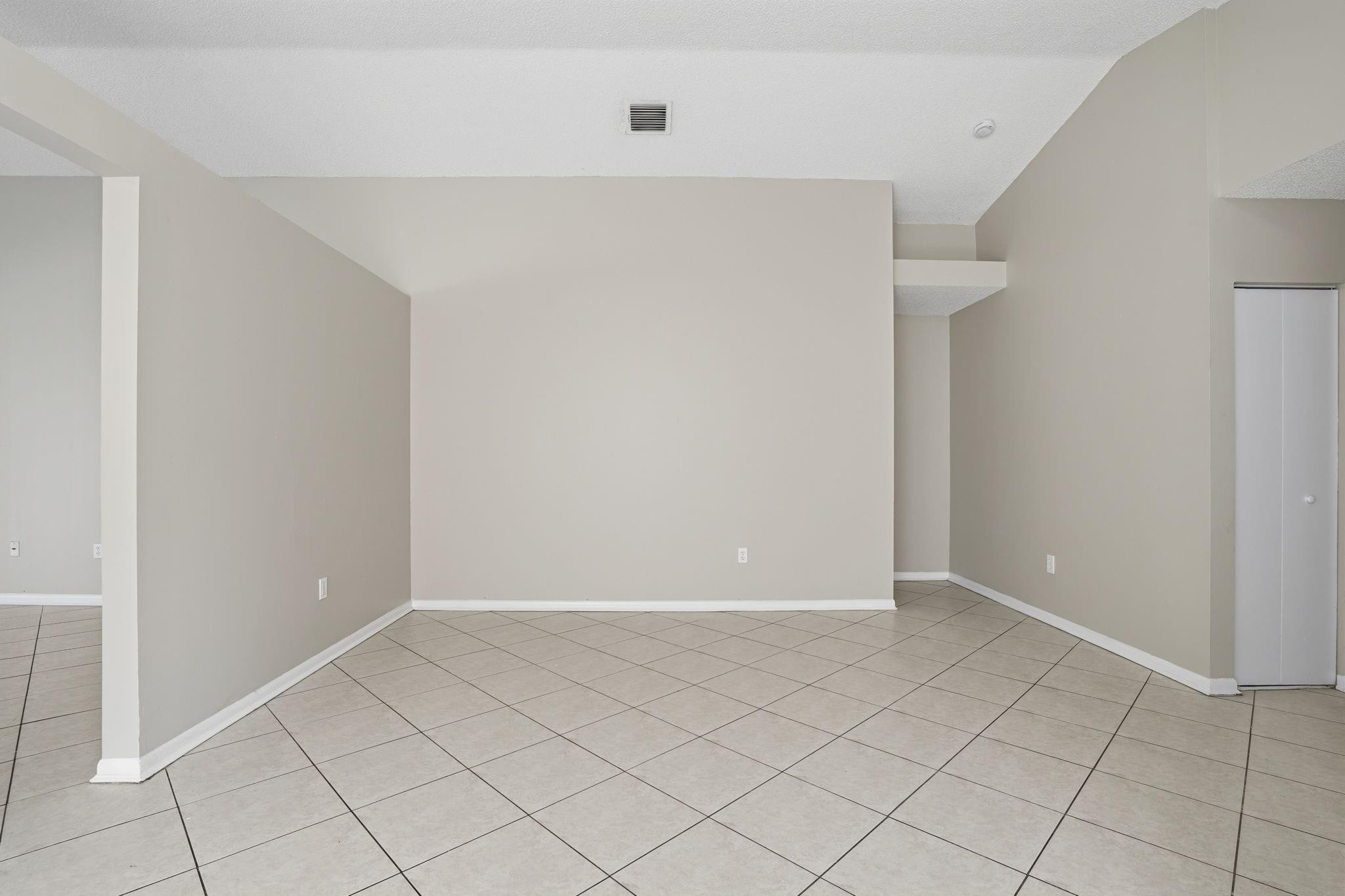 Towngate 156-11 B - Residential