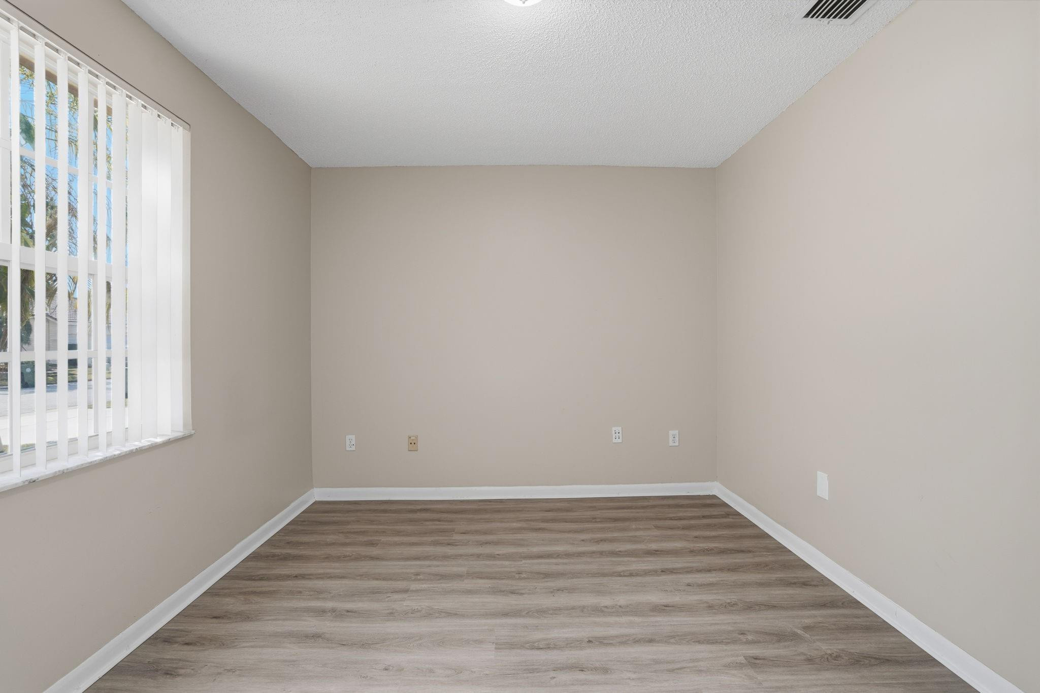 Towngate 156-11 B - Residential