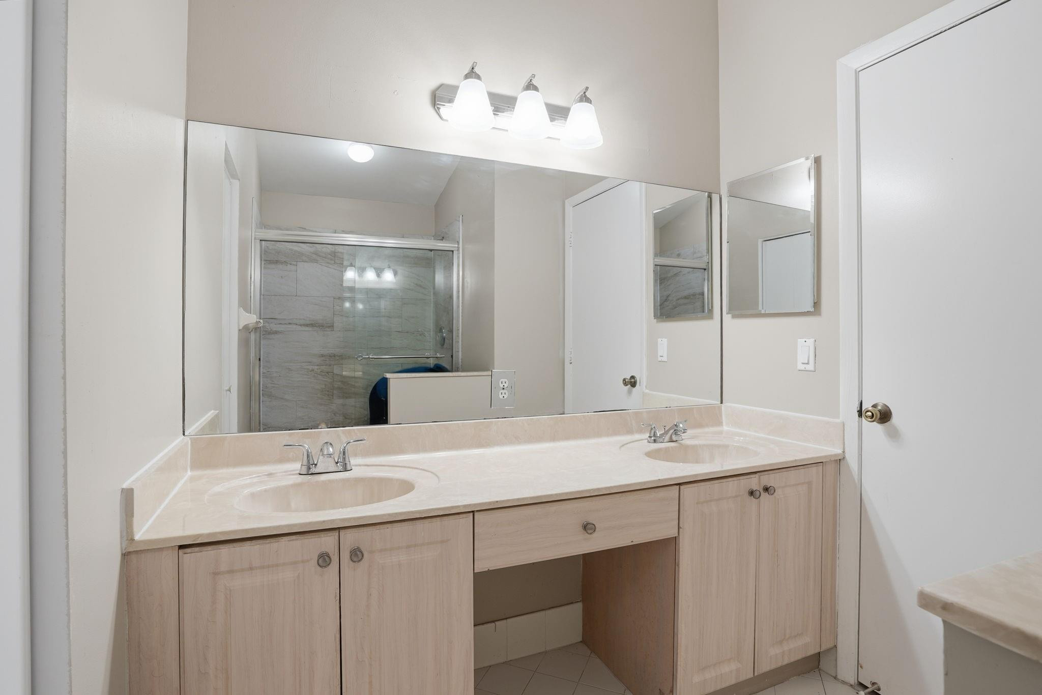 Towngate 156-11 B - Residential