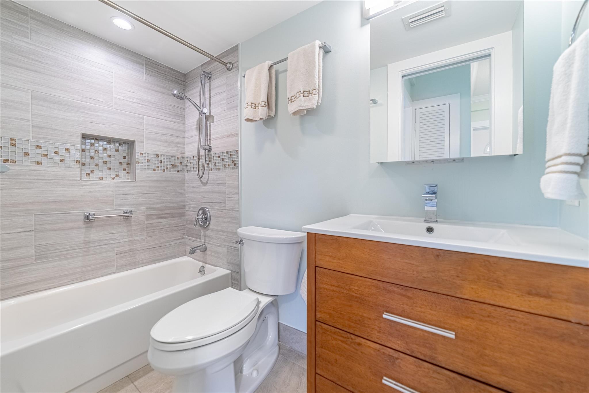 LIGHTHOUSE POINT GARDENS - Residential