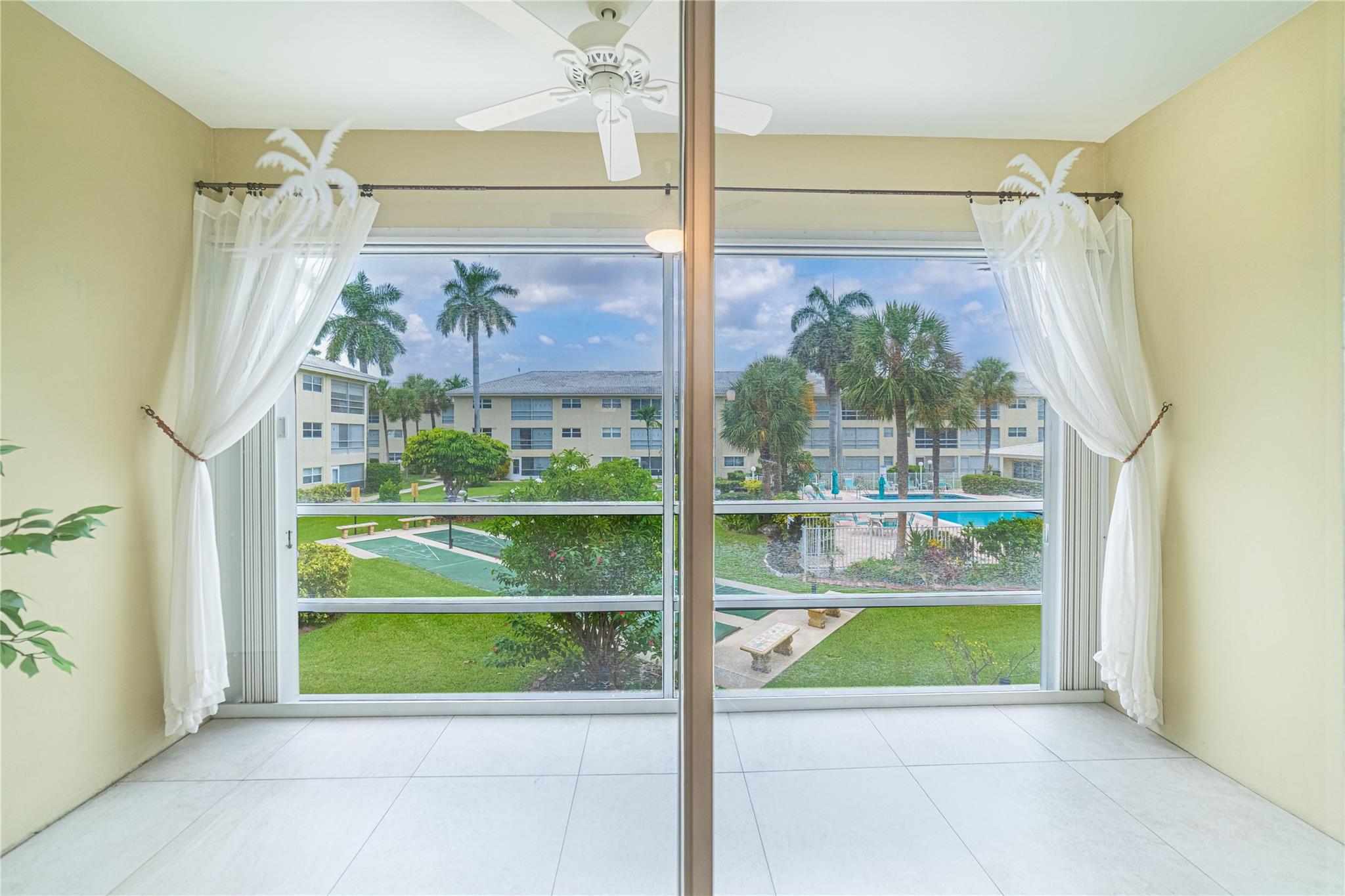 LIGHTHOUSE POINT GARDENS - Residential