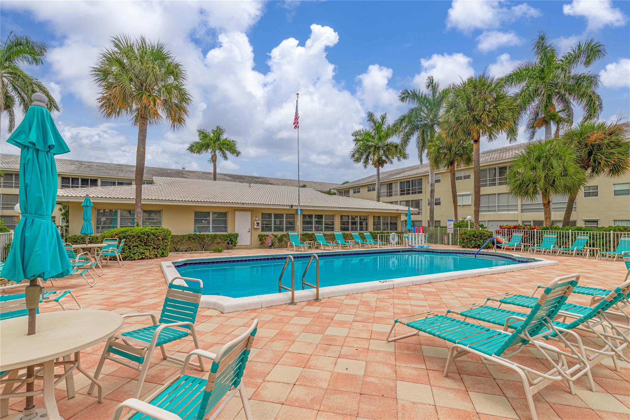 LIGHTHOUSE POINT GARDENS - Residential