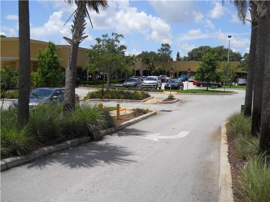 NEXT TO REGIONS BANK EASY ACCESS LOTS OF PARKING, HIGH VISIBILITY 6 PRIVATE OFFICES. freshly PAINTED. EASY ACCESS TO I-75, I-595,TURNPIKE & I-95. LOTS OF FREE PARKING.