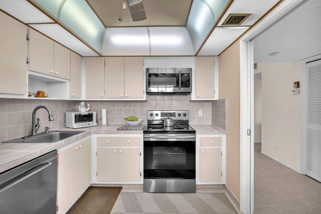 Photo of 605 Oaks Drive #907, Pompano Beach, FL 33069 (MLS # F10552747)