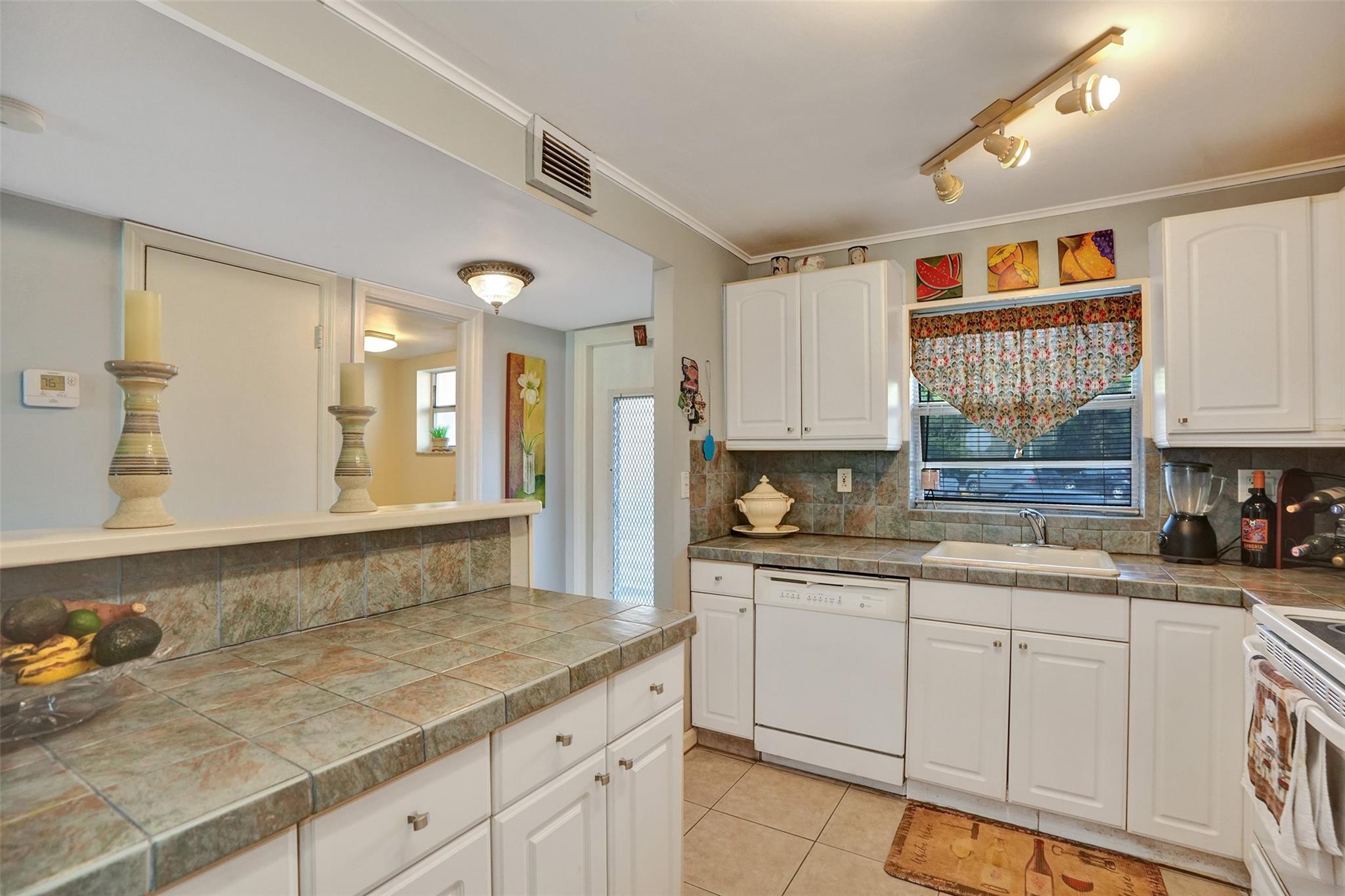 9821 Sunrise Lakes Blvd 106