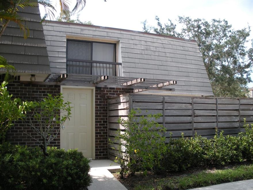 Glenwood Townhouse. 2 bedrooms, 2.5 bathrooms + den. Great value for self-reno or investment. Close to large community pool, 4 tennis courts and racquetball. Jogging and walking trails. Fantastic location close to shopping, golf, fitness, restaurants and retail. Pet friendly community