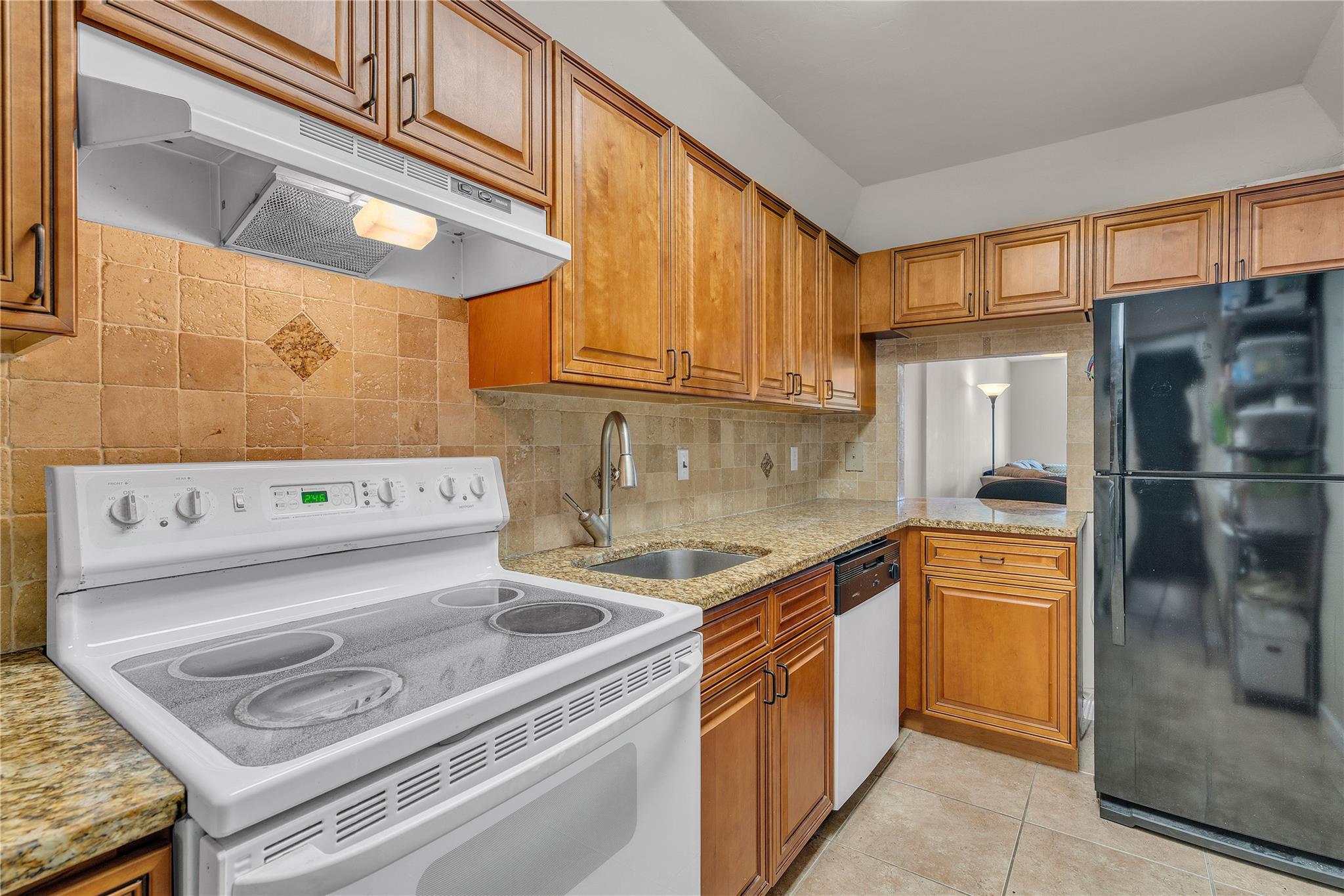 LIGHTHOUSE POINT PLAZA CO - Residential