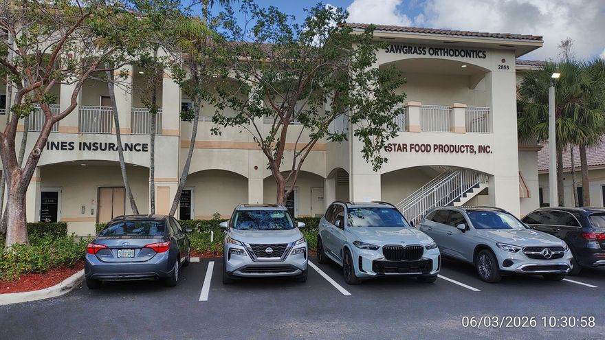 Beautifully finished loft style office located located in Weston Florida. Open area with exposed ceilings, 1 private office/conference room, with open break area. 2 bathrooms. Great creative space or small sales floor. Easy access only 1 miles to I-75