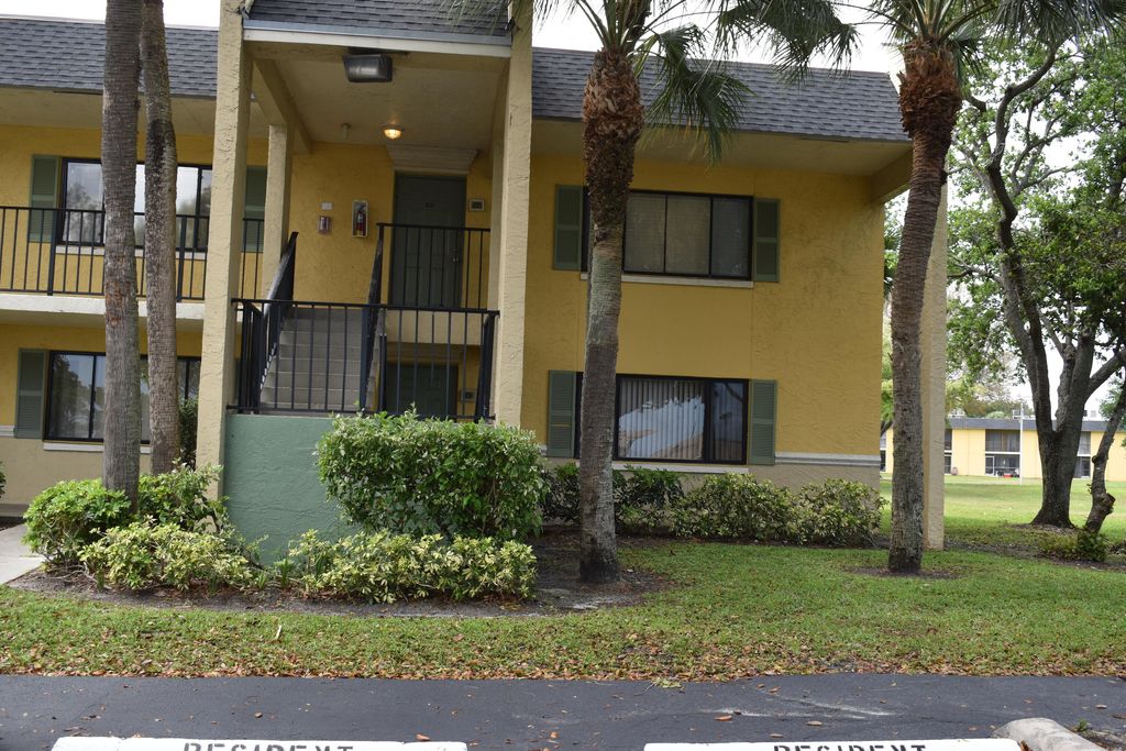 Photo of 410 Meadows Circle #410, Boynton Beach, FL 33436 (MLS # B26008822)