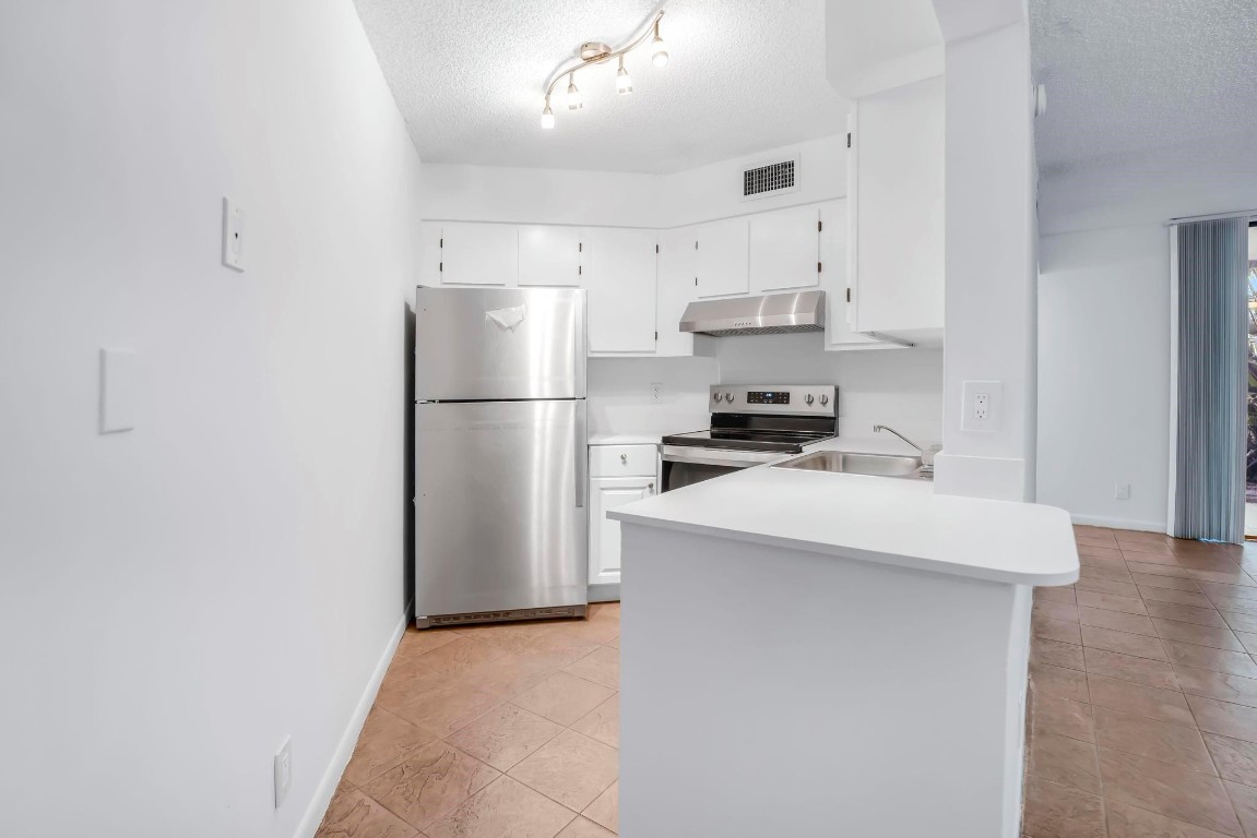 LAKE POINTE CONDOMINIUM N - Residential