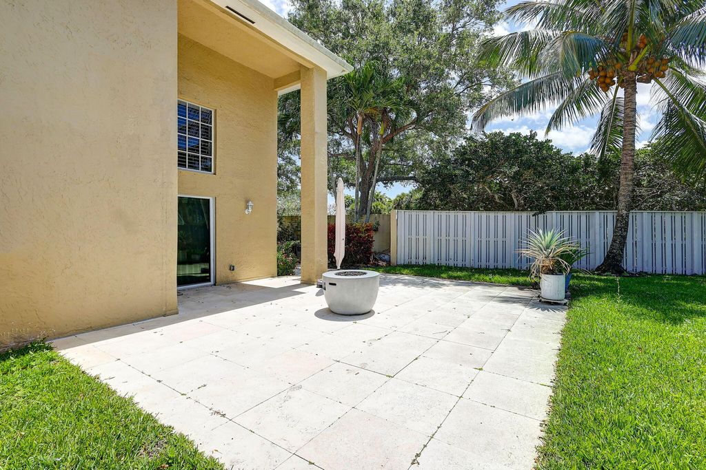 Photo of 11 Commanders Drive, Palm Beach Gardens, FL 33418 (MLS # R10979290)