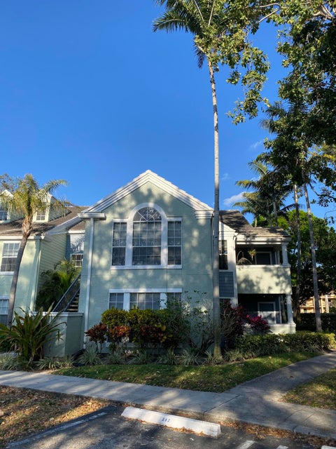 Photo of 1020 Crystal Way #H, Delray Beach, FL 33444 (MLS # B26040861)