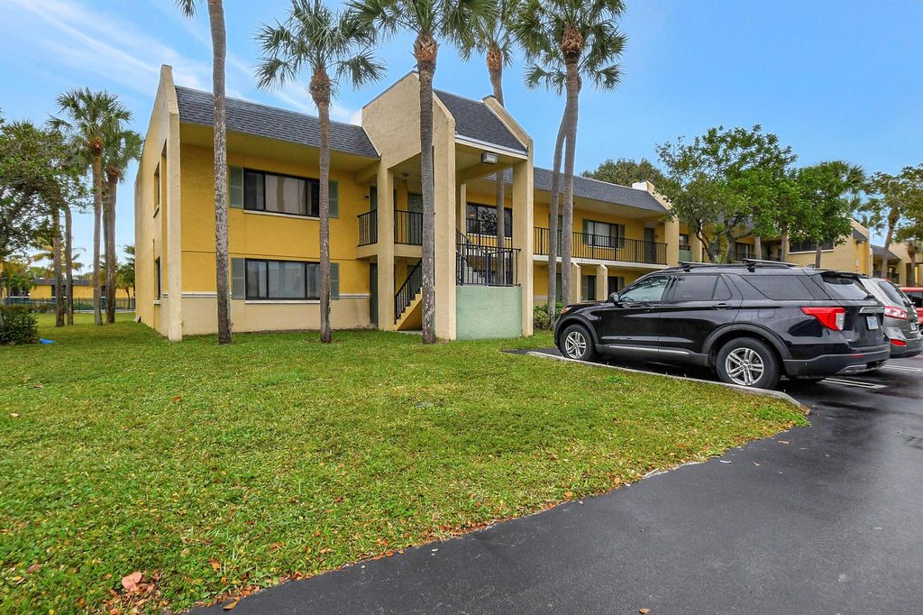 Photo of 512 Meadows Circle #512, Boynton Beach, FL 33436 (MLS # R10957422)