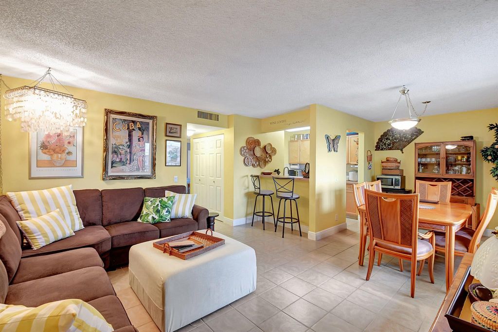 Photo of 512 Meadows Circle #512, Boynton Beach, FL 33436 (MLS # R10957422)
