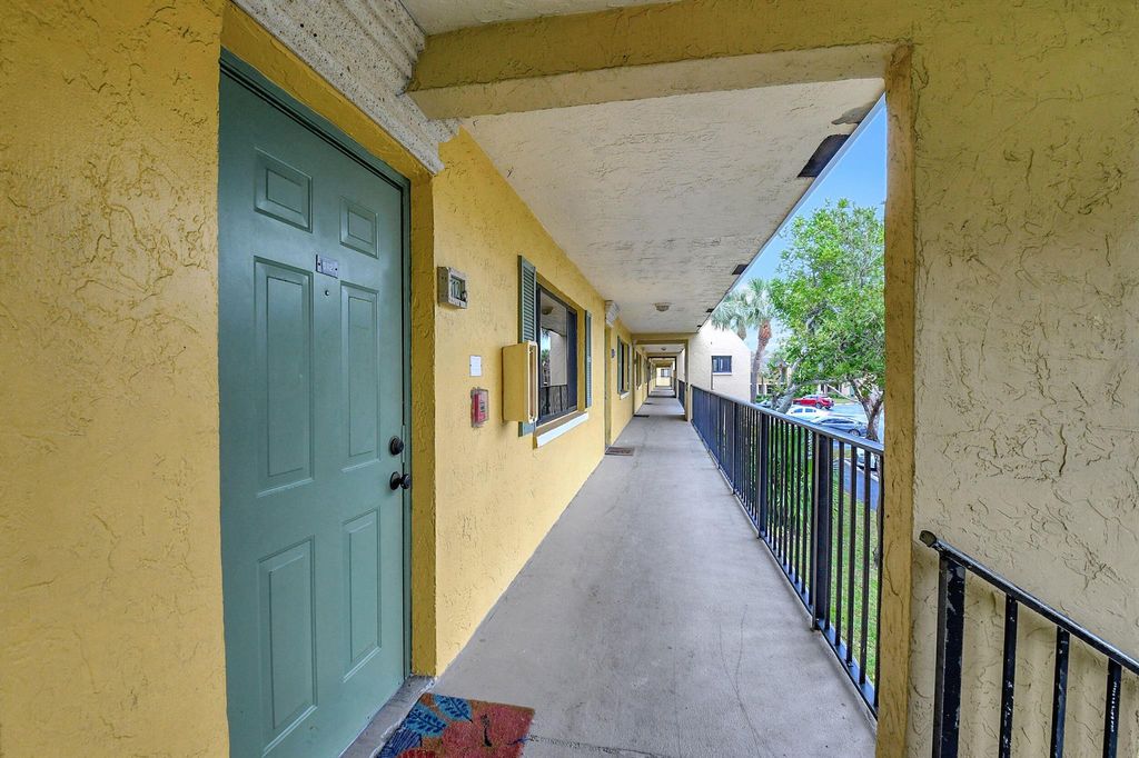 Photo of 512 Meadows Circle #512, Boynton Beach, FL 33436 (MLS # R10957422)