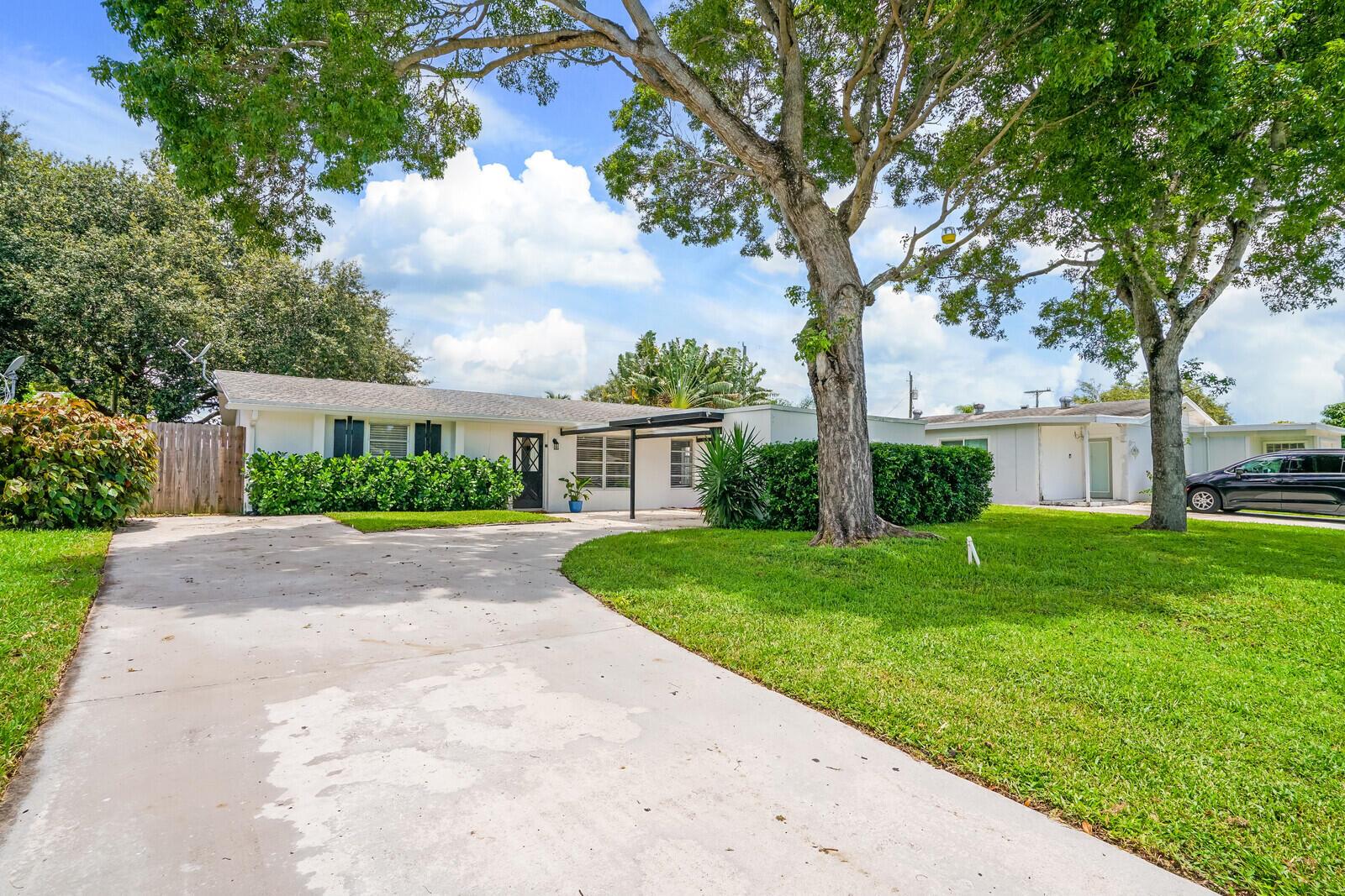 PALM BEACH GARDENS ESTATES - Residential